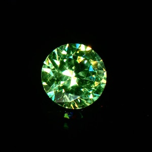 爽やかな若草色と虹色の煌めき 0.44ct 天然 デマントイドガーネット