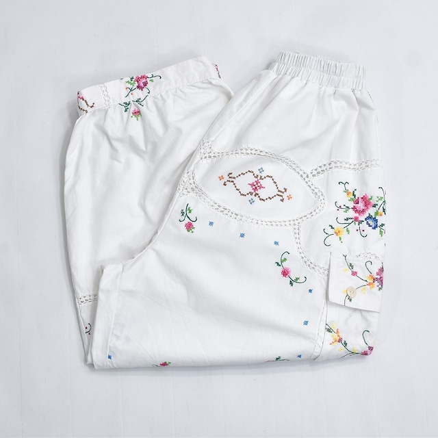 Remakeリメイク 再構築 フラワー & レース 刺繍 デザイン ルーズシルエット コットン アラジンパンツ バルーン カーゴポケット ホワイト 裏地付き ユニセックスデザイン W58～102cm