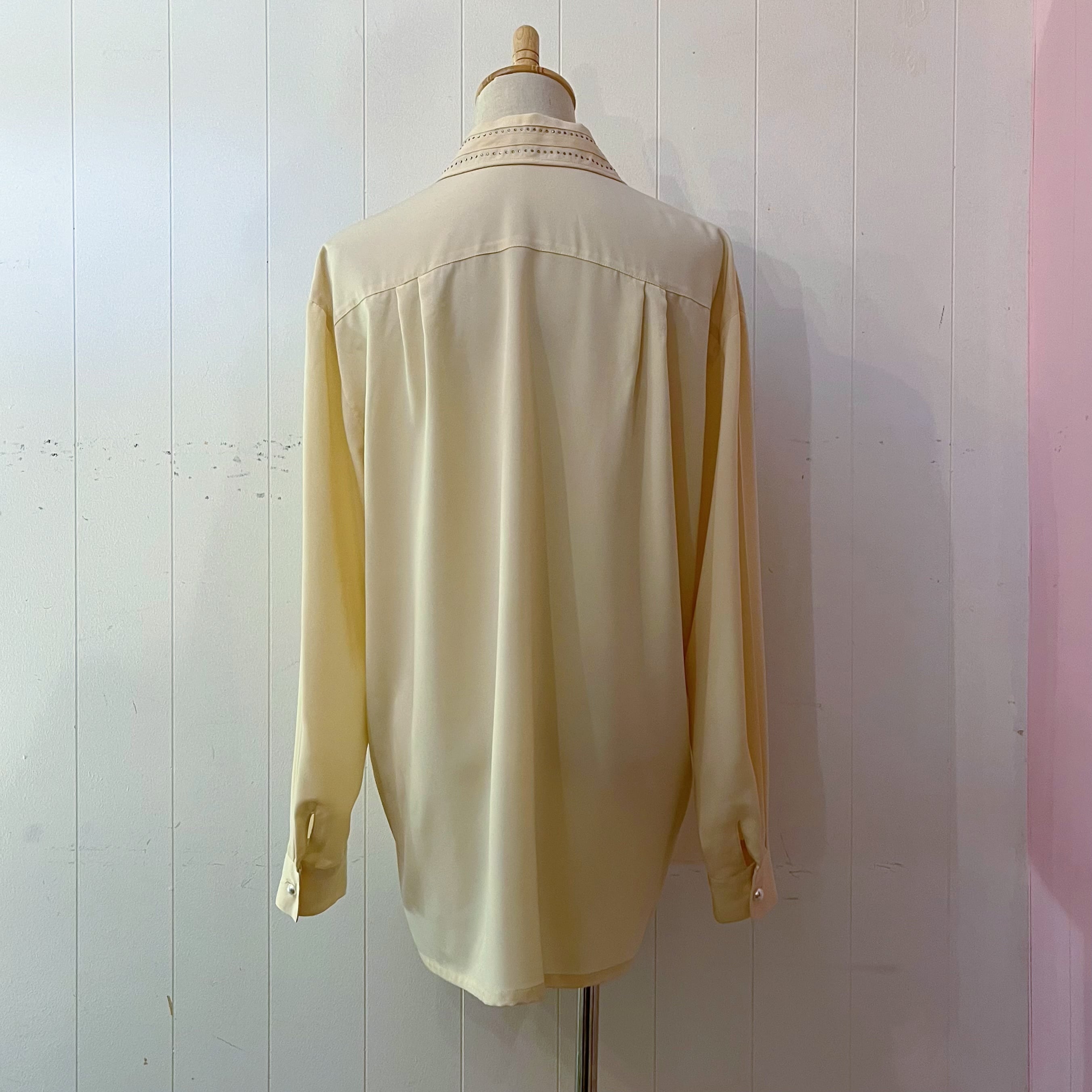 heart rhinestone cream blouse