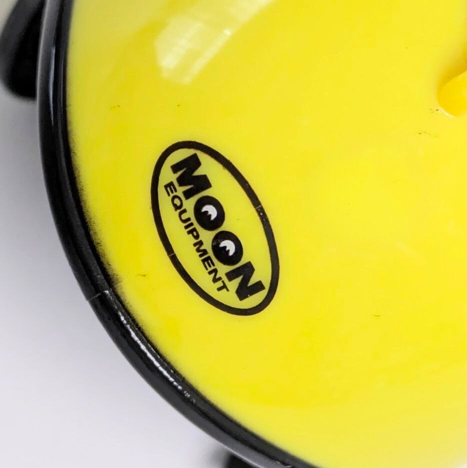 【 MOONEYES 】 MOON ヘルメットキーホルダー / バイクヘルメット / ホットロッド〚アメリカン雑貨 アメトイ〛