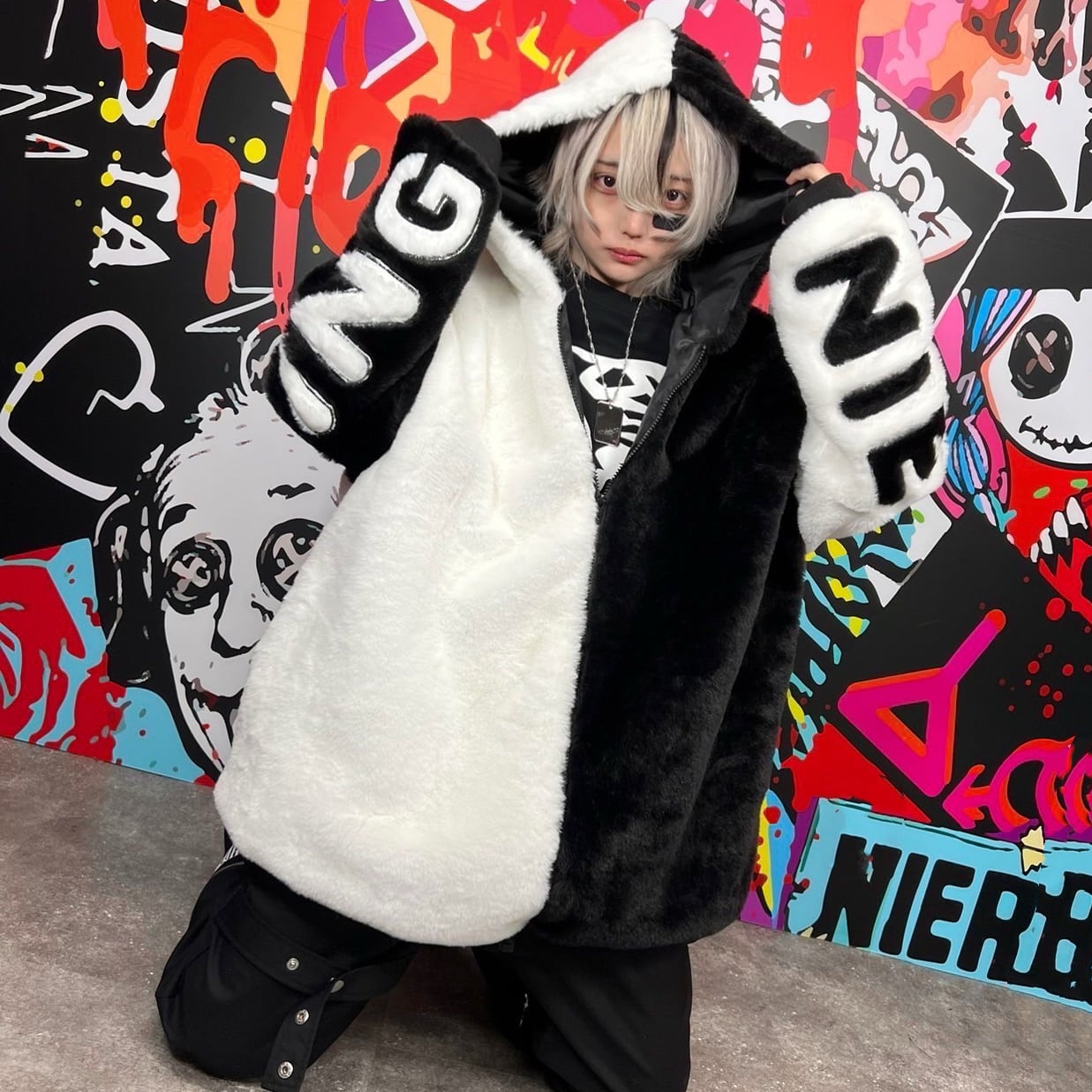 超ふわもこBACK LOGO TWO-TONE ZIP OUTER【WHITE×BLACK】 | NIER CLOTHING 