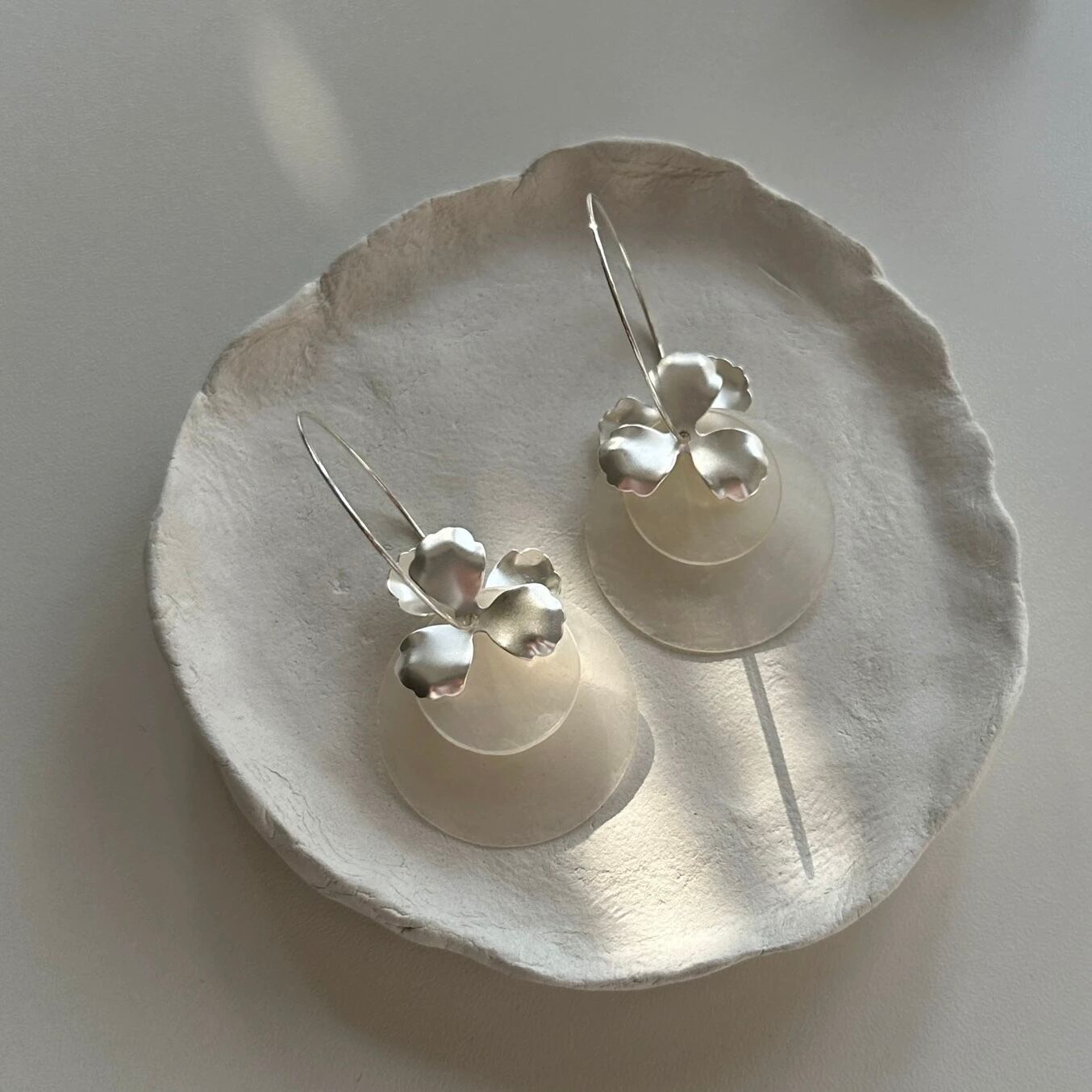 花柄マザーオブパールのイヤリング YH9687