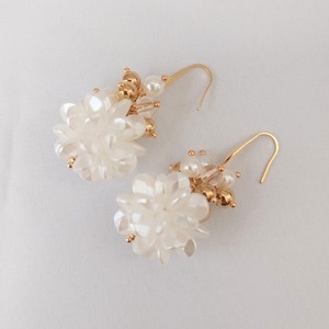 舞い落ちる雪のようなピアス