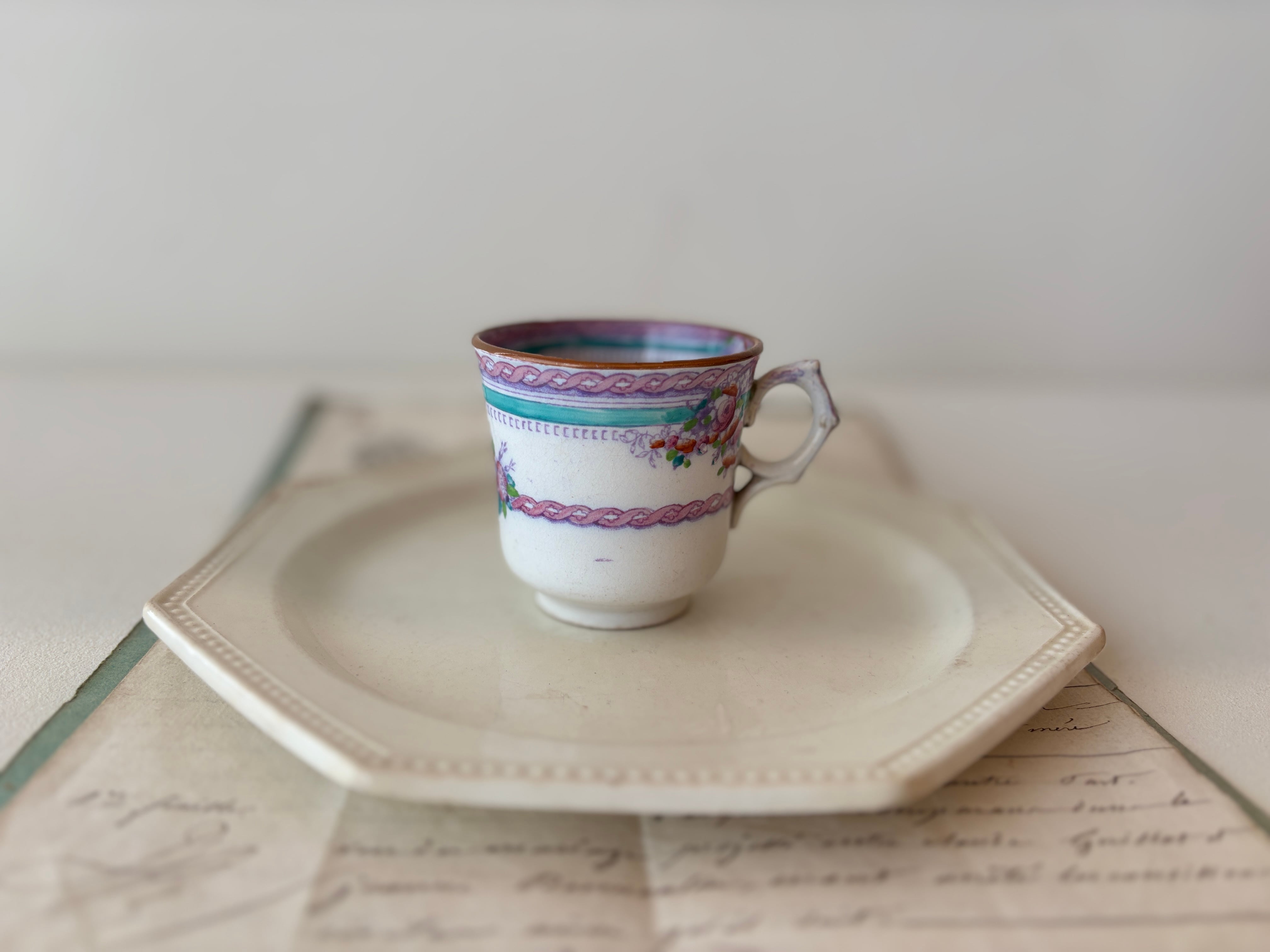 フランスアンティーク 小花模様が愛らしい手彩色のデミタスカップ