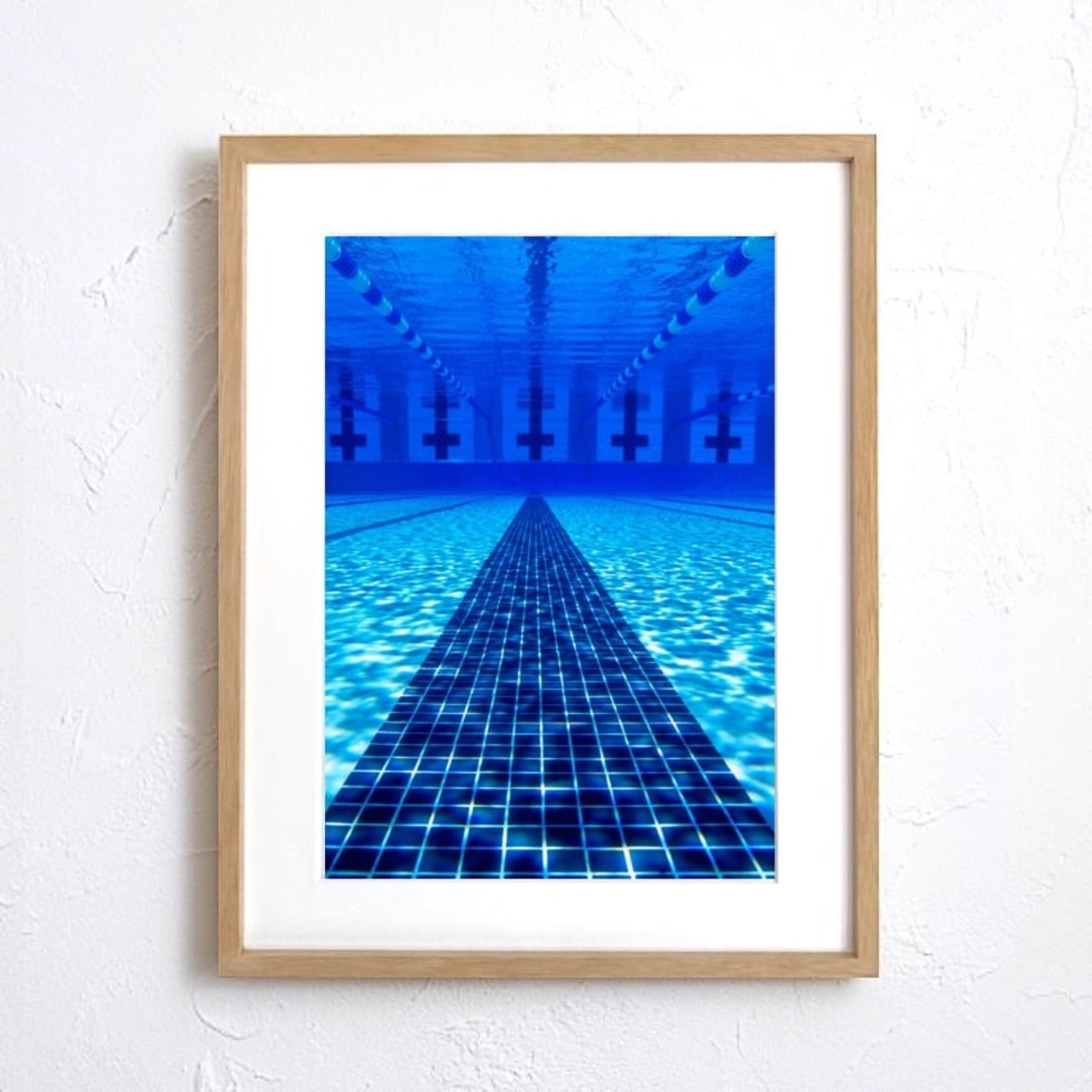 Pool party｜青の深さと水面のゆらぎが広がるミニマルアートポスター｜視線を導くタイルの構図が空間を洗練｜A4ポスター