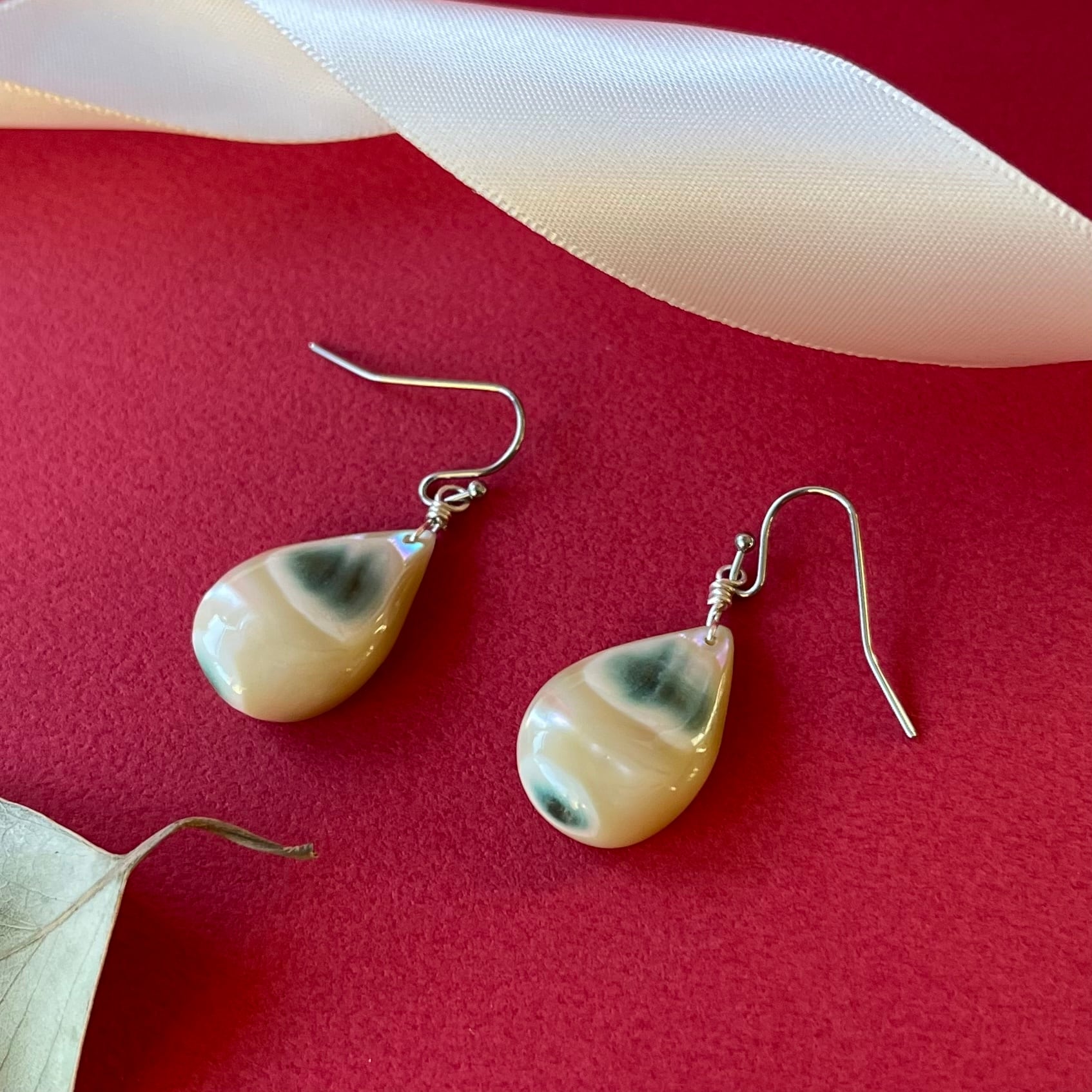 夜光貝の雫ピアス | シェルアクセサリー lulu*moani
