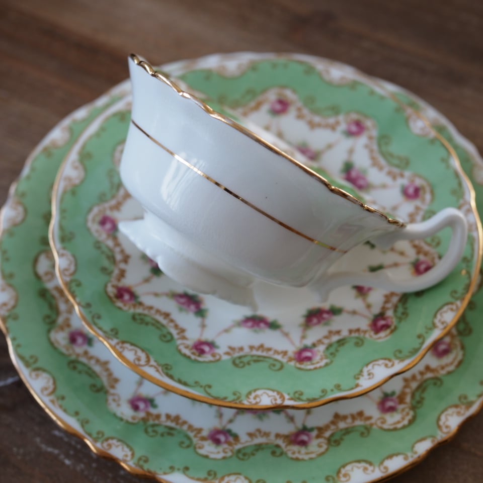 英国ロイヤルドルトン グリーン＆ローズガーランドトリオ エドワー