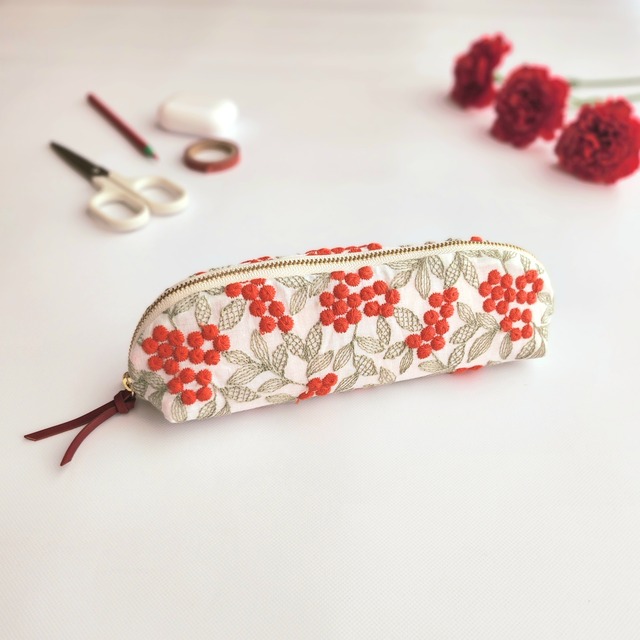 ぷくまる刺繍のパカッと開くロングポーチ│ペンケース│メガネケース【オフホワイト×レッド】