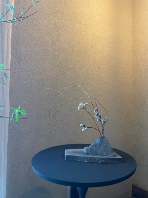 144 石の花器・石の敷台・枝ものセット