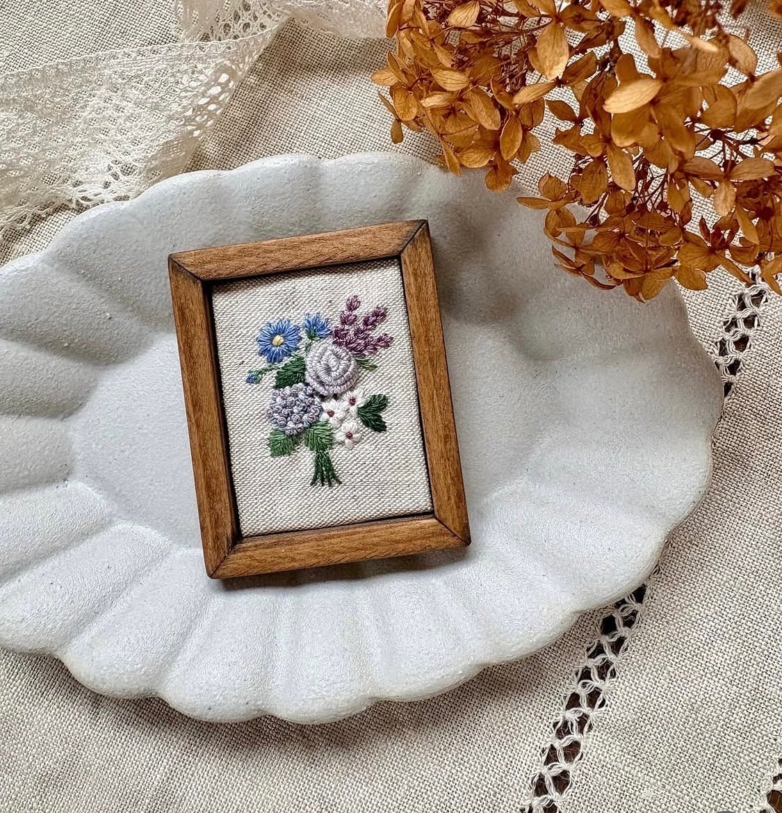 ANDOMIKE 木枠手刺繍ブローチ 30 | teshigotoya ねむの木の豆