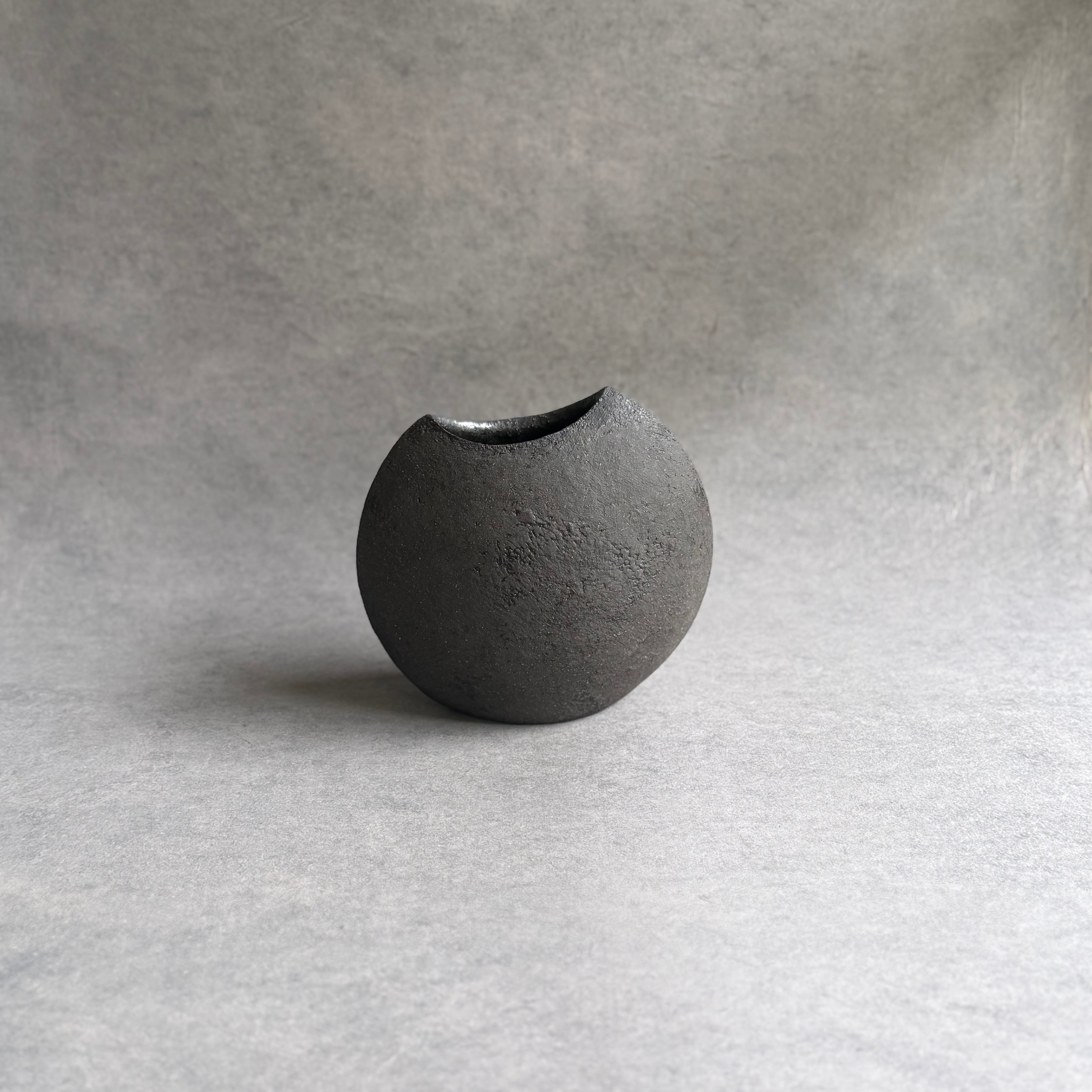 高田かえ 黒錆ひねり花器 | gallery 一白
