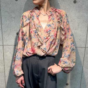 花柄フリルブラウス|入学式・卒業式にも対応・ジャケットインで映える大人フェミニンブラウス・セレモニーにもおすすめ