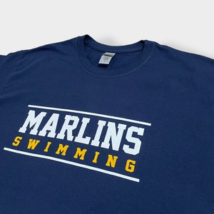 【GILDAN】スイミングクラブ MARLINS SWIMMING バックプリント Tシャツ ロゴ 袖プリント 半袖 L ネイビー US古着