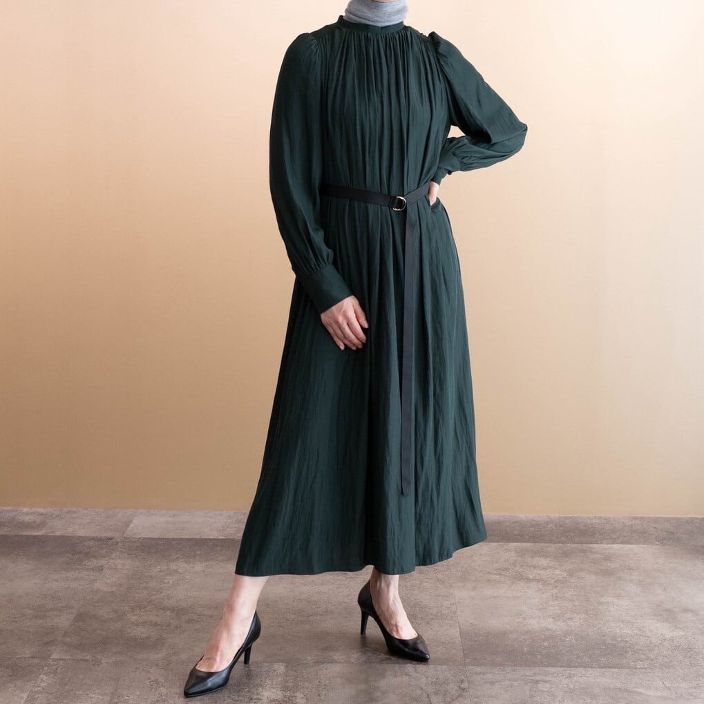 サテンギャザーワンピース(ダークグリーン) | IKITSUKE