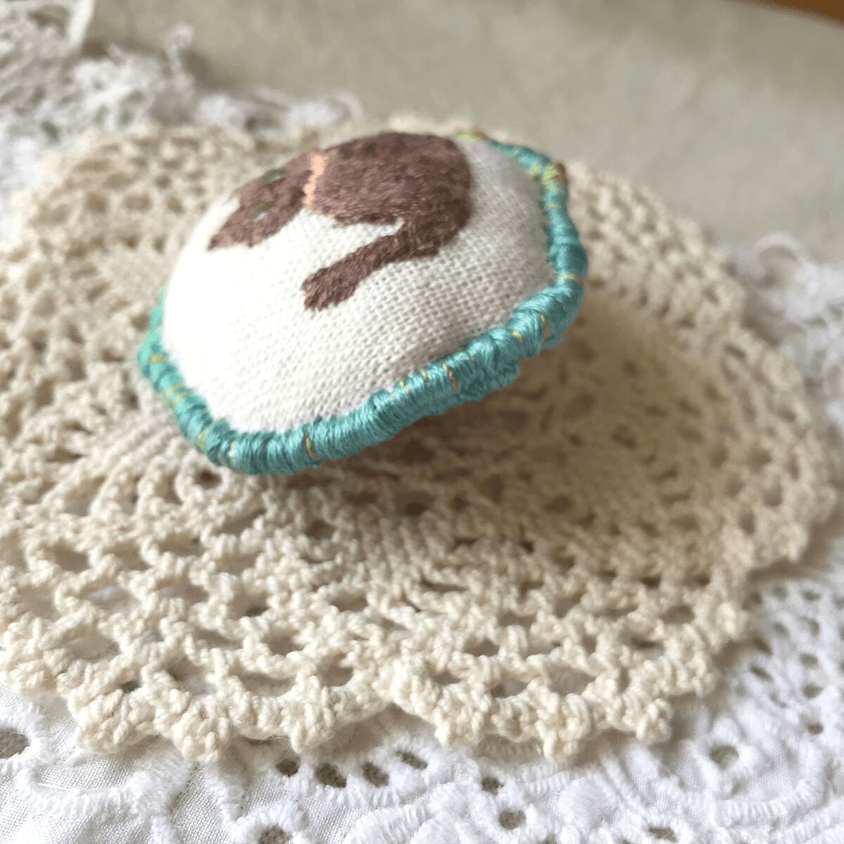 「チョコ色ねこ」刺繍ブローチ:刺繍の森