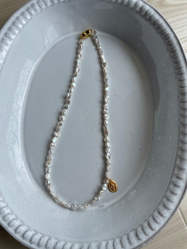 small KESHI pearlnecklace with メダイ