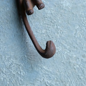 余裕の表情でぶら下がる、サルのS字フック
