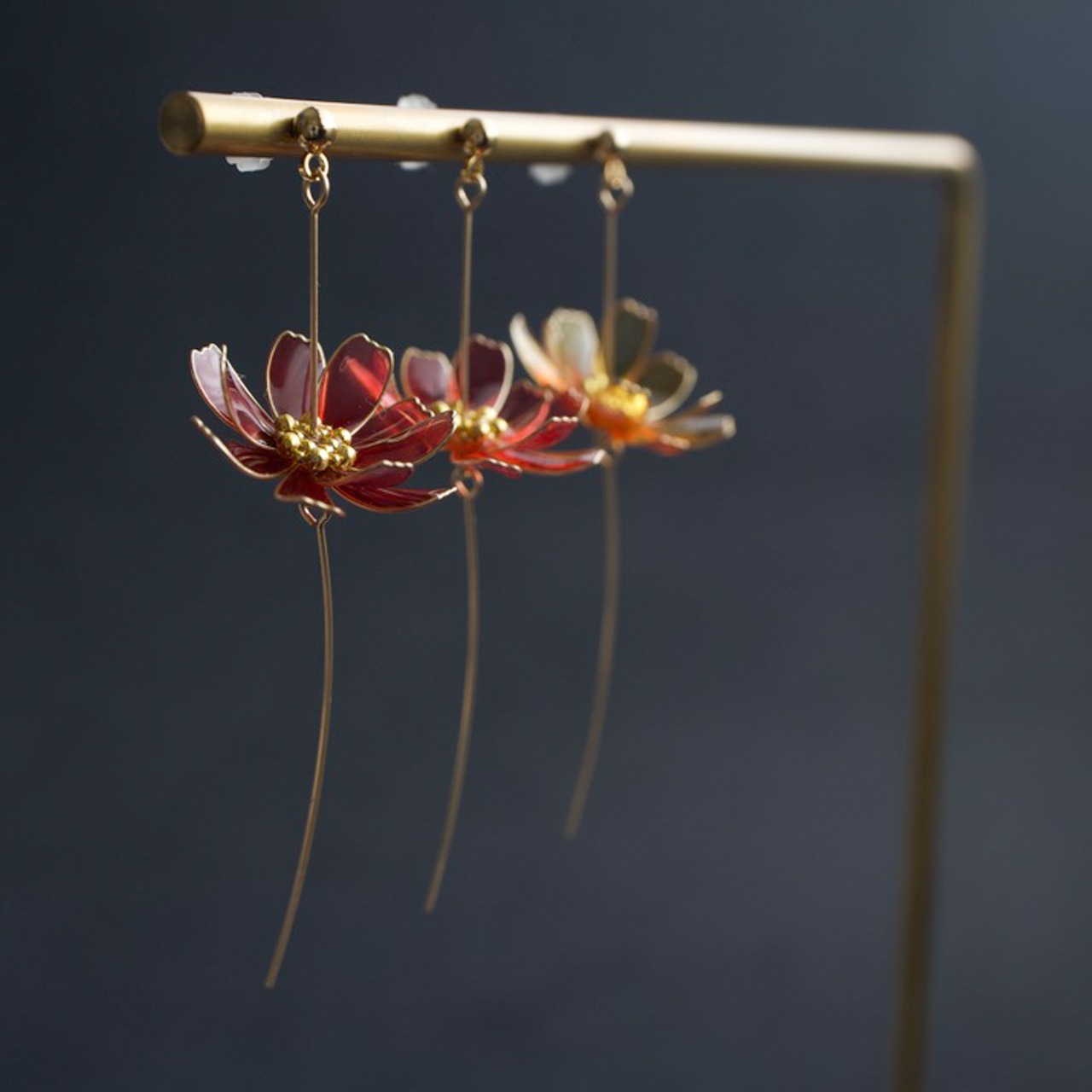 風と踊る秋桜 | Cosmos earrings