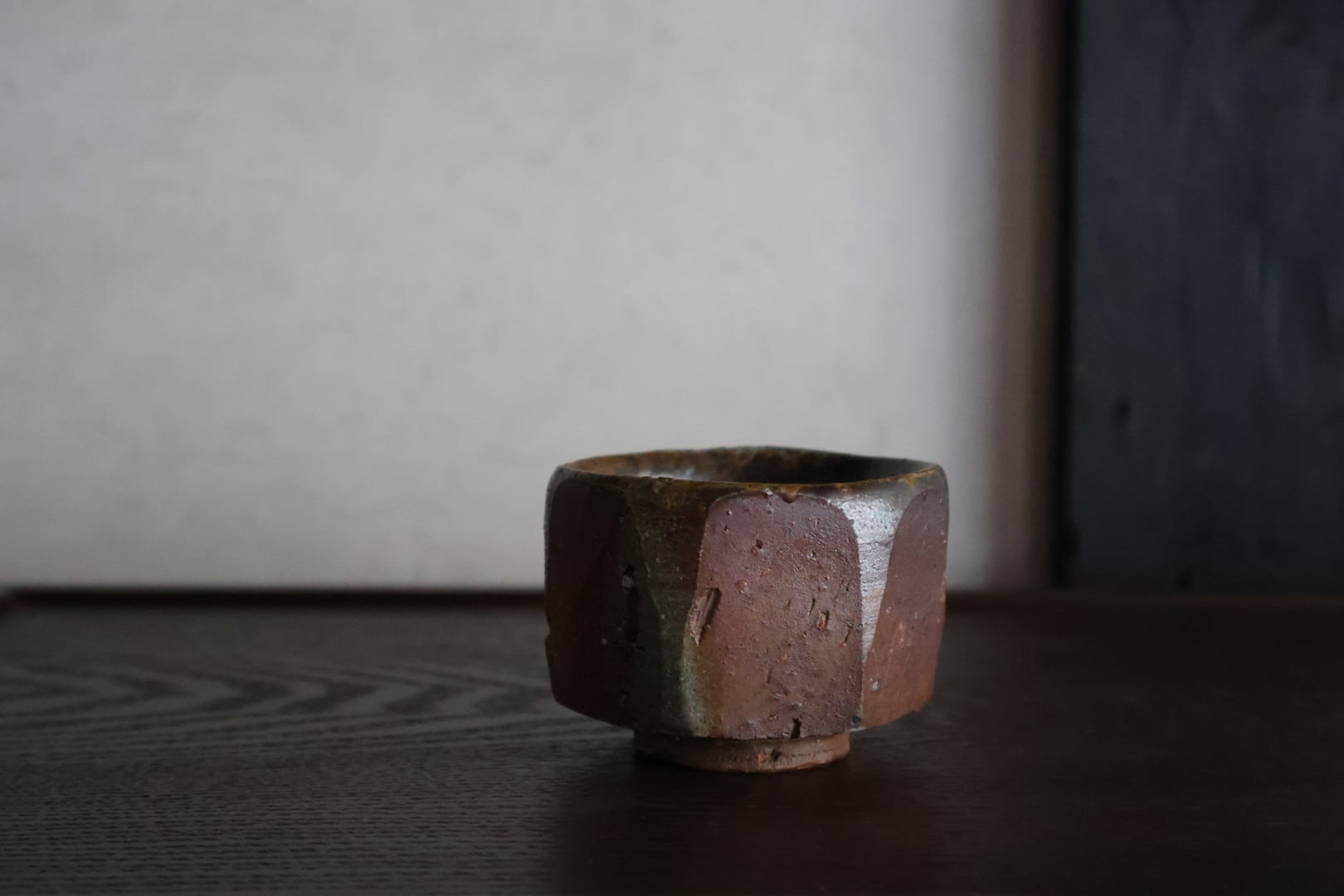 備前焼 鈴木 美基作 荒土石はぜ 面取り ぐい吞 | うつわ通販 土岐陶器