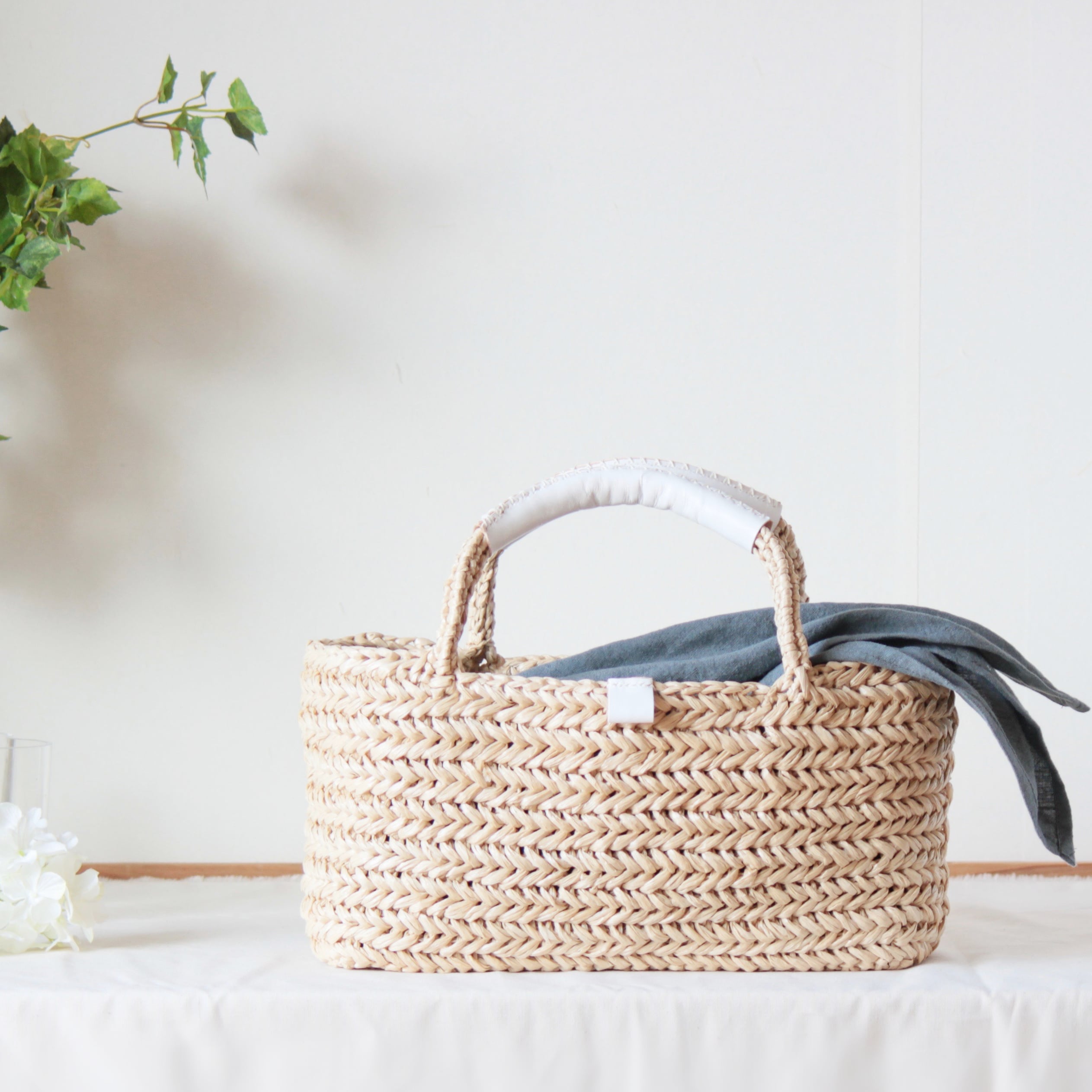 ヘリンボーン編みのかごバッグ【麦わら色 × 白】 | mei mei