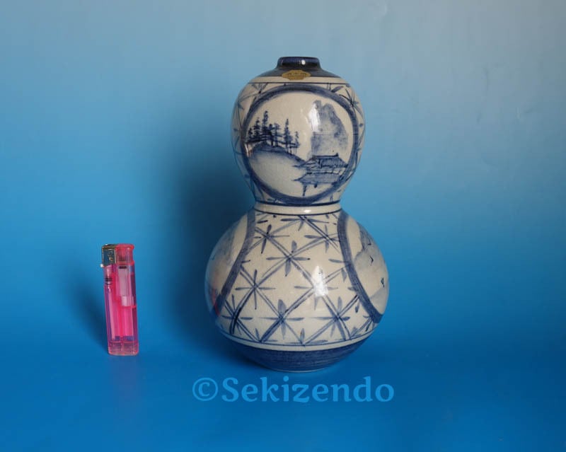 【有田焼 華山窯】染付 山水文 大皿 共箱付き 飾皿 26cm 新品未使用 有田焼 飾り皿 染付 山水 大皿 華山窯 木製皿立付 40cm 華山萬右衛門