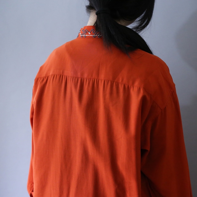 "刺繍" band collar and fry-front design good coloring shirt