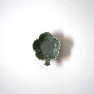 アンティーク　青磁の葉形小皿（三田青磁）（その１）d10.7cm　Antique Japanese Celadon Leaf Shaped Small Dish, Embossed Flowers Design, Sanda Ware