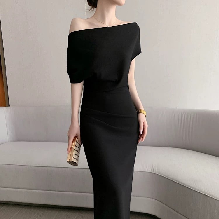 斜めネックが美しい黒のタイトロングワンピース YH9373