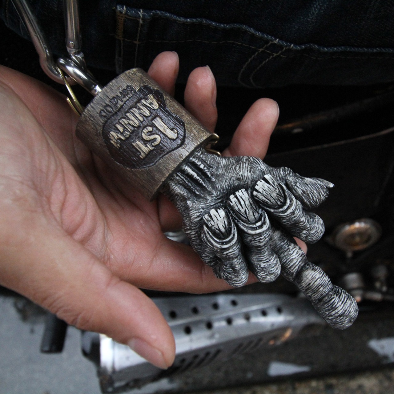 [1周年記念・数量限定] "1st Anniv" SUPER BIG KEYHOLDER - serial.10/BLACK