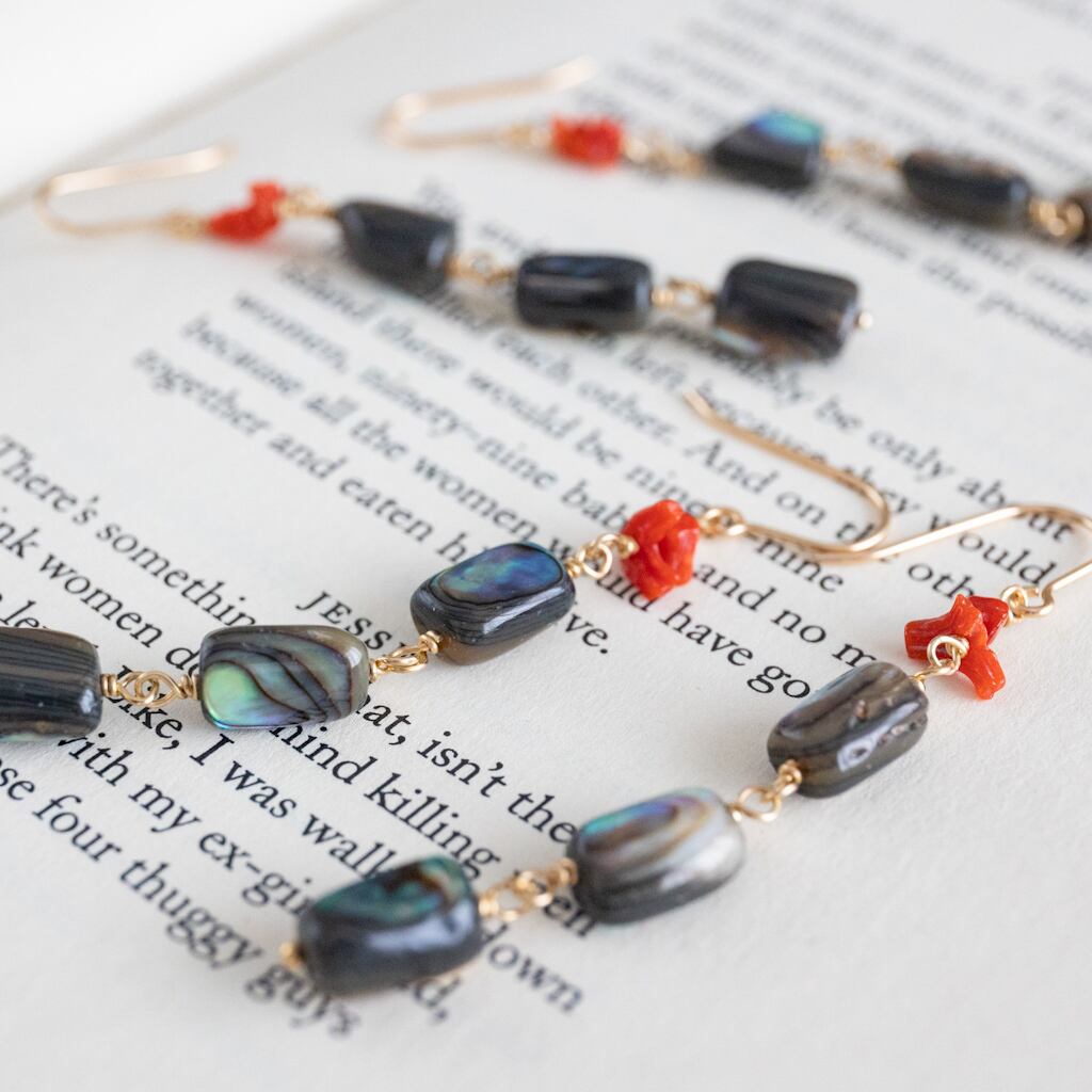 アバロンシェル×水晶カービングピアス アバロンシェルと水晶によるフックピアス ～Anastasia | iichi