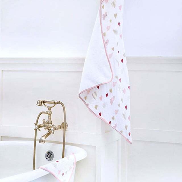 フード付きタオルと歯固め付きおむつケーキ