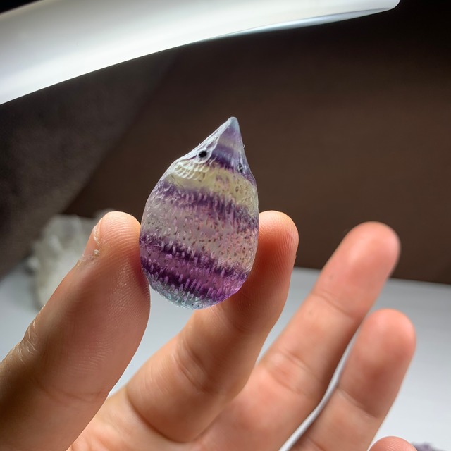 アメジスト原石クラスターに住み着くフローライトハリネズミさん