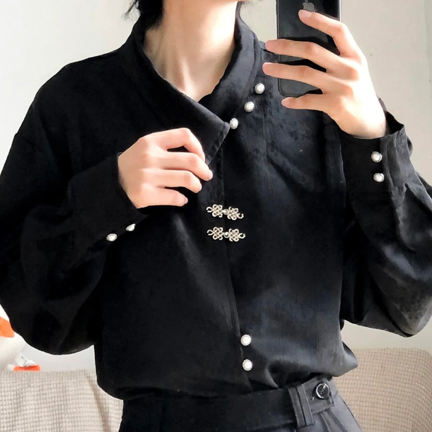 中華ゴシックのジャガード生地を使用した結び釦付き立ち襟長袖シャツ|天使と悪魔