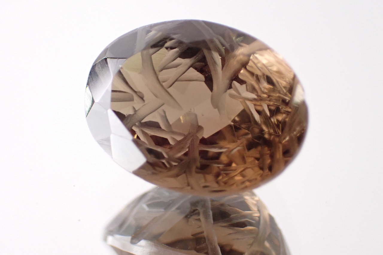 スモーキークォーツ(裏彫り彫刻カット)　6.61ct　[C7‐687]