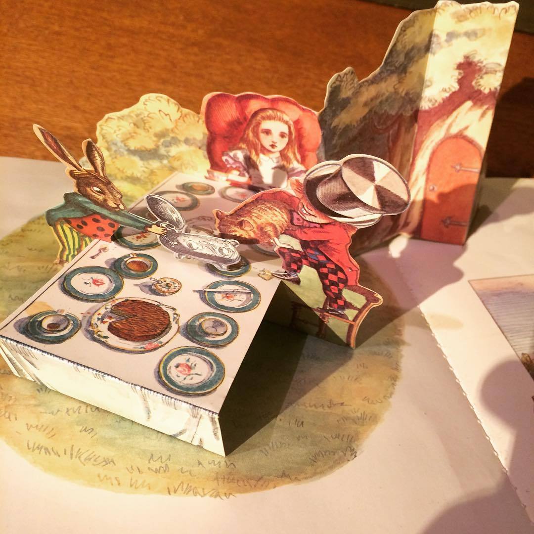 不思議の国のアリス　ポップアップ絵本「Alice in Wonderland: A Macmillan Pop-up Book／Lewis Carroll」 - 画像2