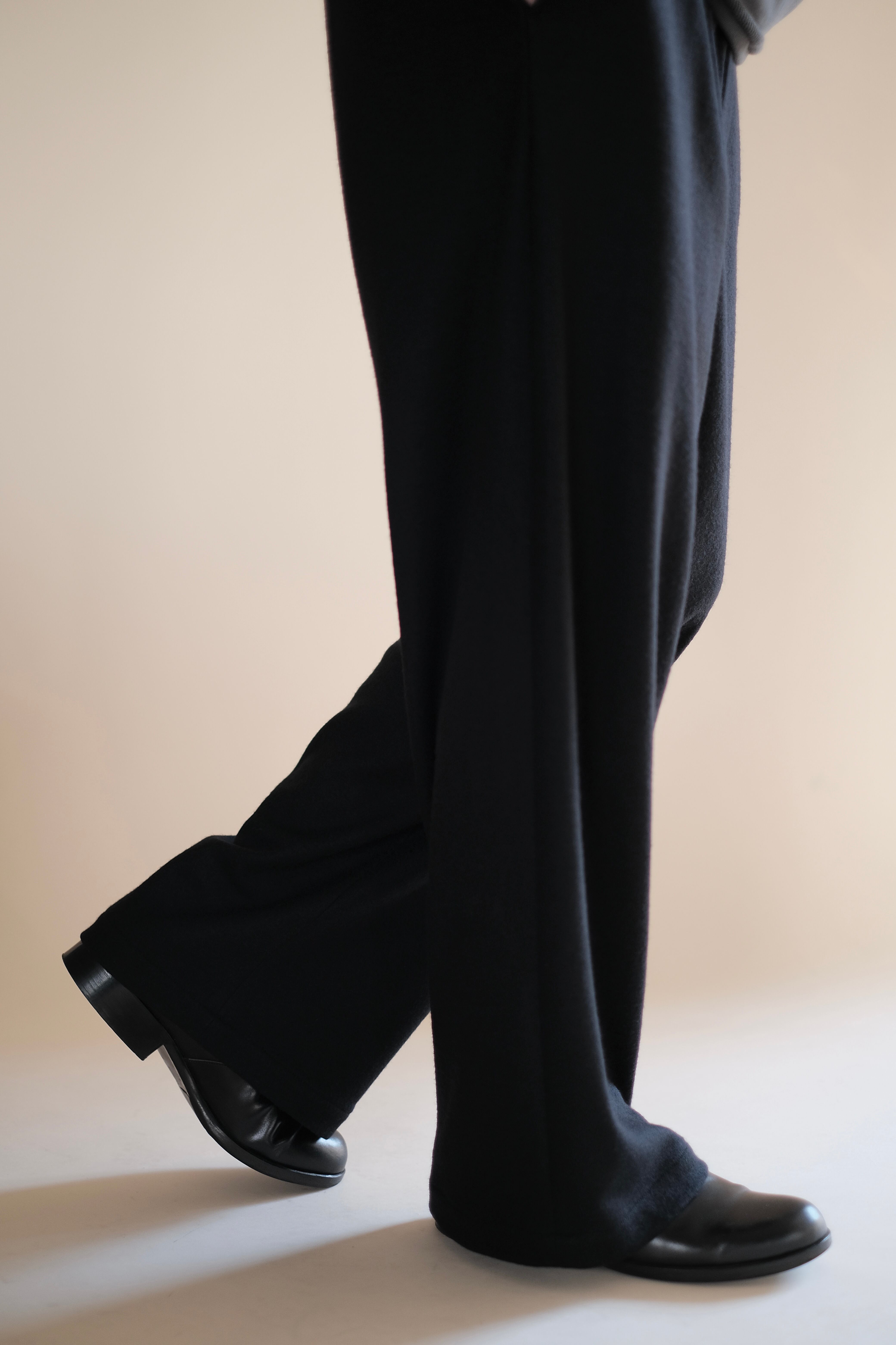 Graphpaper / Wool Smooth Flannel Easy Wide Pants | LIVING