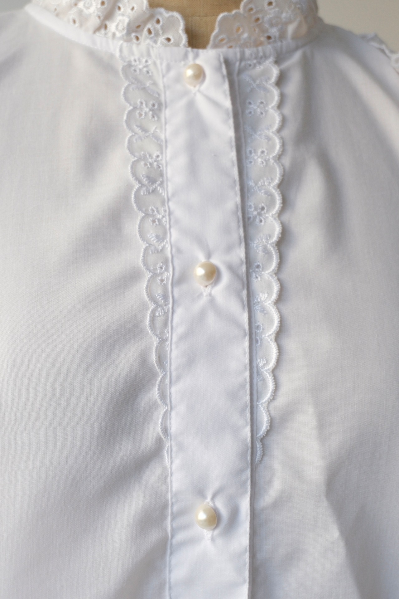 Frilled blouse with pearl buttons