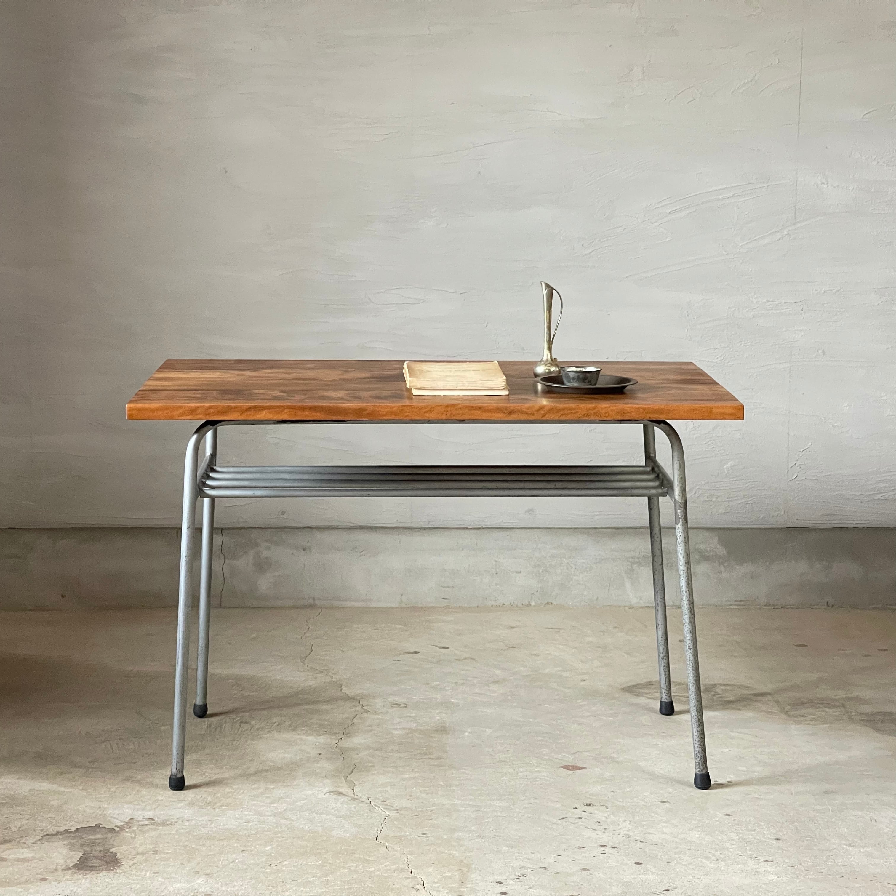 アイアン脚のテーブル