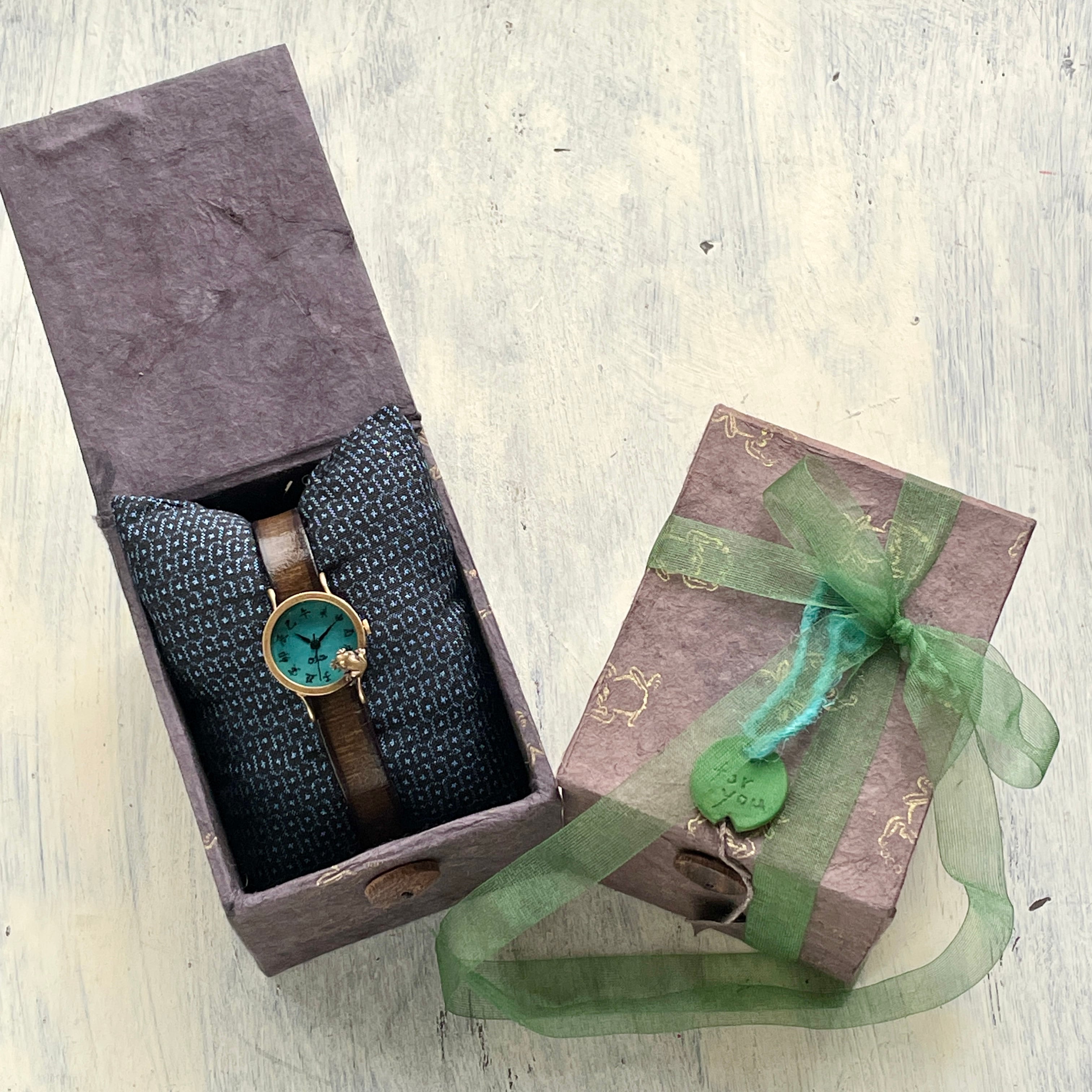 池をのぞく蛙腕時計S渋青緑江戸文字 | カエルの時計屋さん