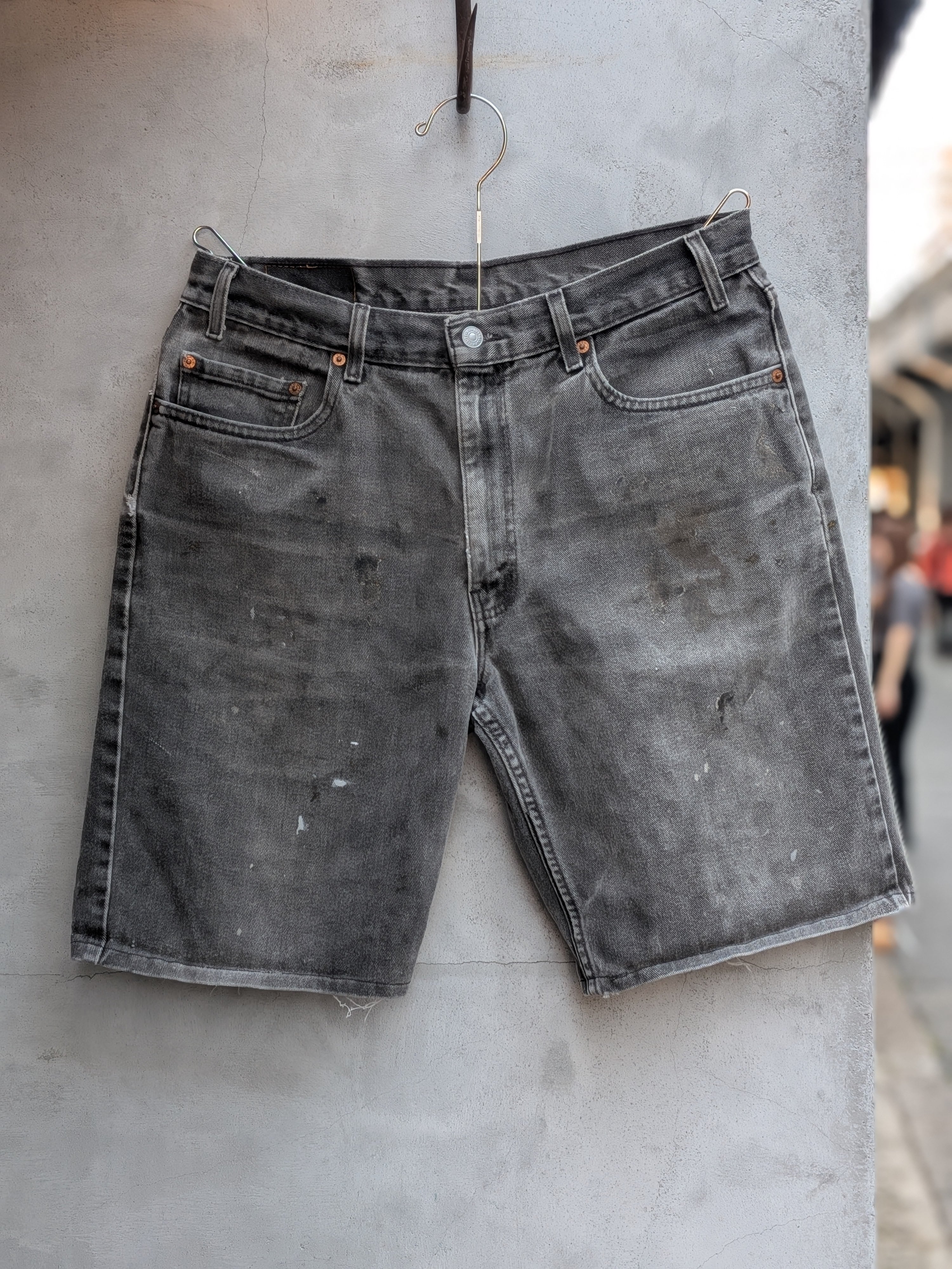 Levis 550 BLACK DENIM CUTOFF
