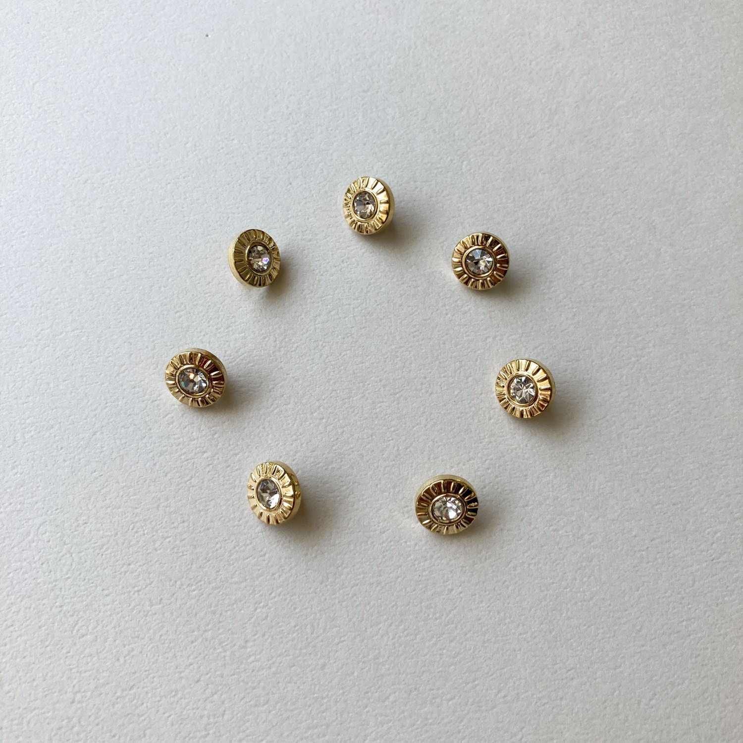 再入荷〉ビジュー付放射模様ラウンドボタン（10mm） | Dua