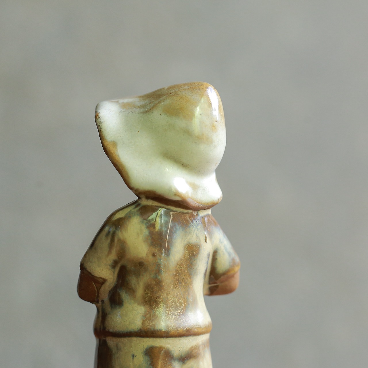 お花を見つけた、ご機嫌な女の子 2