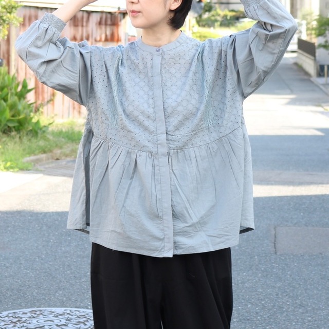 エンブロイダリー ギャザーブラウス