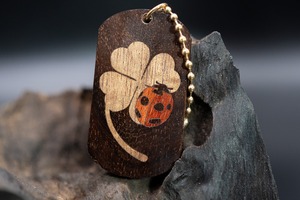 【木のダイヤモンド】本紫檀 ドッグタグ 象嵌 幸運を運ぶナナホシテントウ