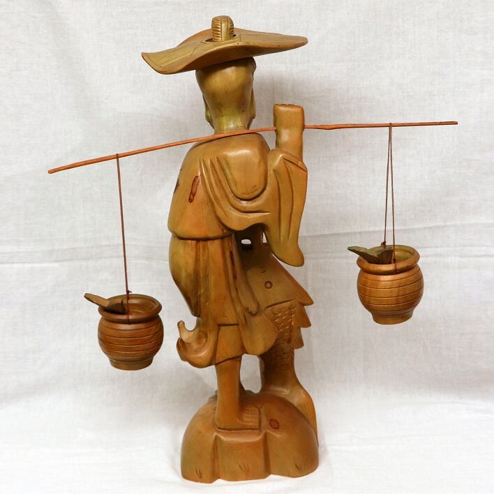 木製・釣り人・魚を運ぶ老人・置物・No.181022-22・梱包サイズ100