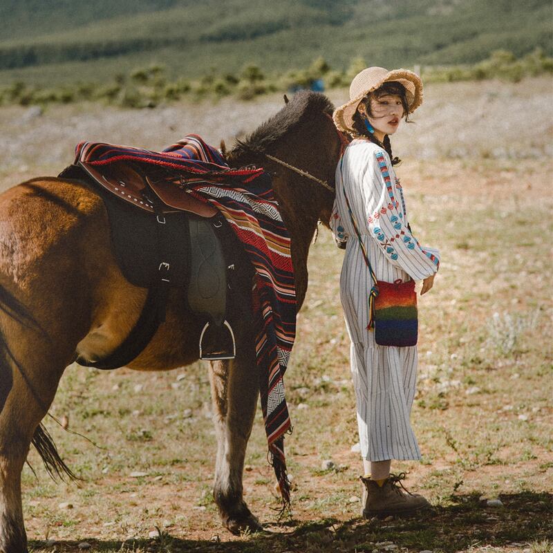 初秋の雲南省を旅して、女性の民族刺繡ドレス、麗江大理ポードレスを着る ドリームホーストラベル婦人服53668059827