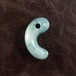 糸魚川翡翠 青緑 すみまがたま 勾玉  6.3g Blue green Jadeite Slim Magatama 