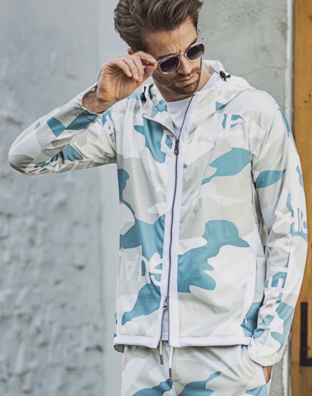 1PIU1UGUALE3 RELAX(ウノピゥウノウグァーレトレ)4wayストレッチカモ柄パーカー(グリーン/ピンク)