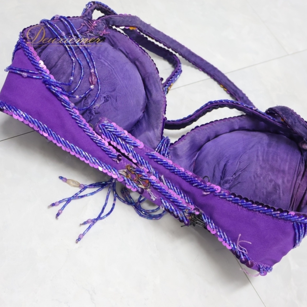 ベリーダンス オリエンタル 衣装 上下セット パープル系 ベラ Bella ラインストーン スパンコール トップス スカート ベルト アーム飾り 腕飾り 煌びやか 華やか 紫 金 セットアップ キラキラ ビーズ セクシー ダンス衣装 豪華 装飾 ゴールド系