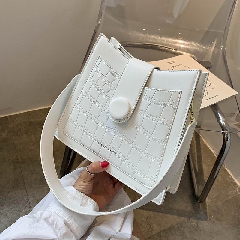 オールマッチスモールバッグメスバッグ2020人気の新しいトレンディなファッションワンショルダーアンダーアームバッグバージョンのネットレッドスモールスクエアバッグ 手作りハンドバック31889125363